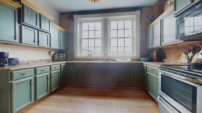 Large Historic District Apartment with City View