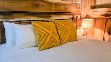 1 habitación, tabla de planchar con plancha y cuna de viaje