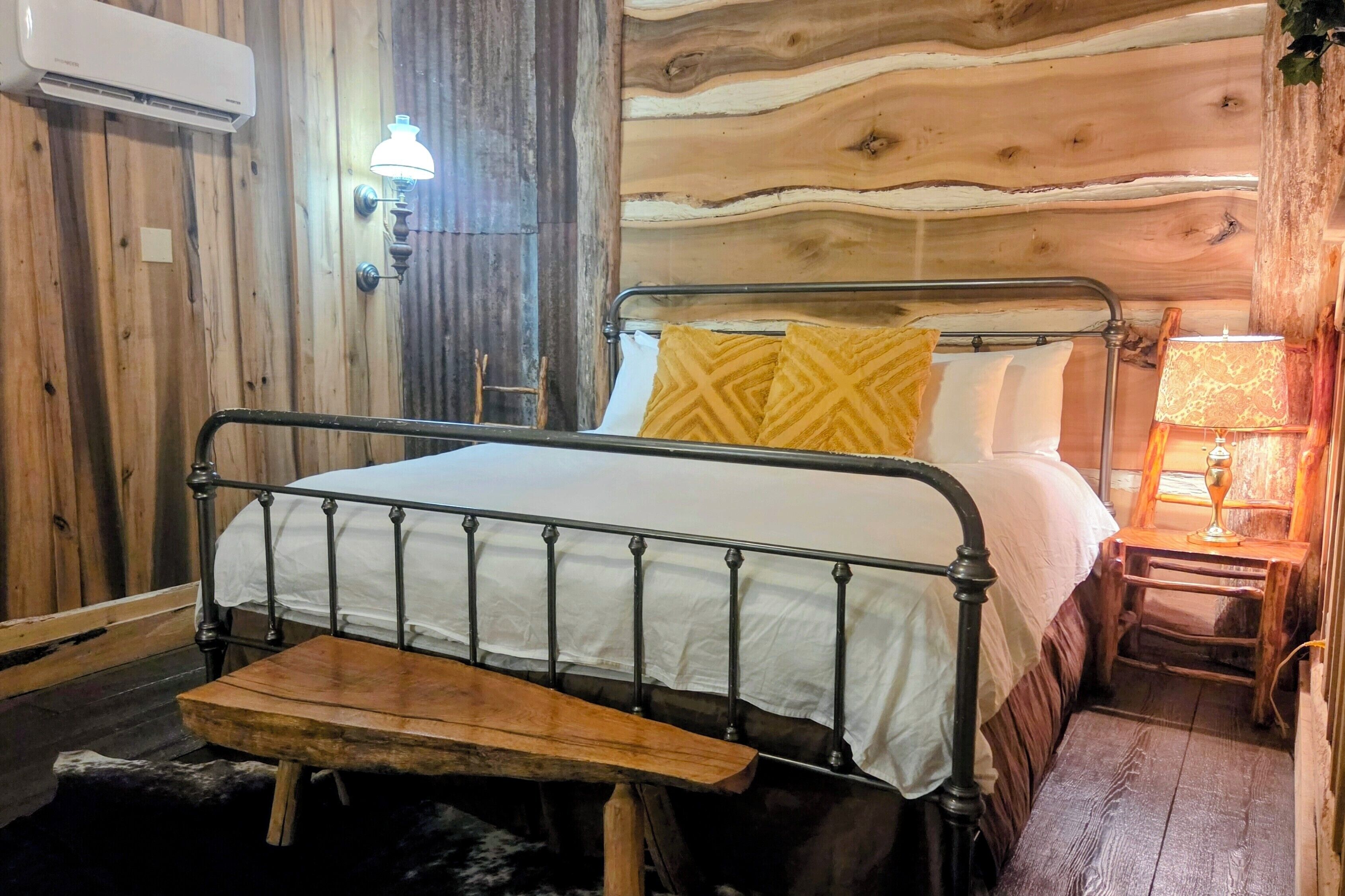 1 habitación, tabla de planchar con plancha y cuna de viaje 