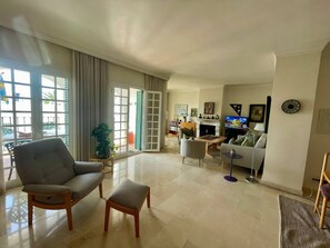 Living room - Luxury Townhouse Sea Views 10 Min From Puerto Banús (Marbella)