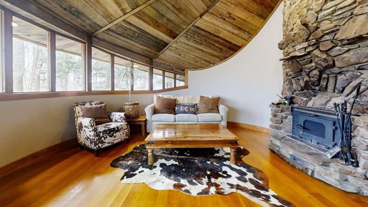 Una televisión, una chimenea