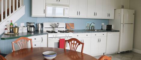 Een koelkast, een microgolfoven, een kookplaat, een vaatwasser