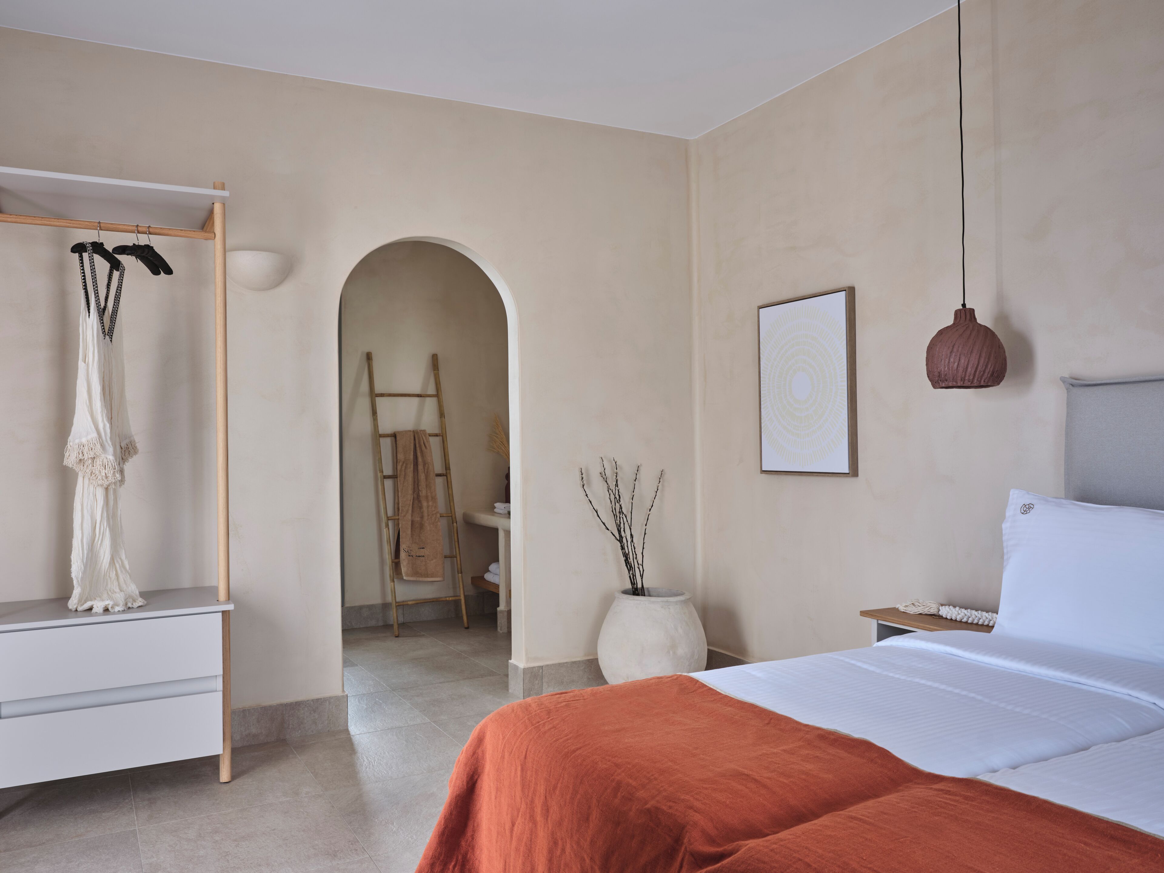 Caja de seguridad en la habitación y tabla de planchar con plancha 