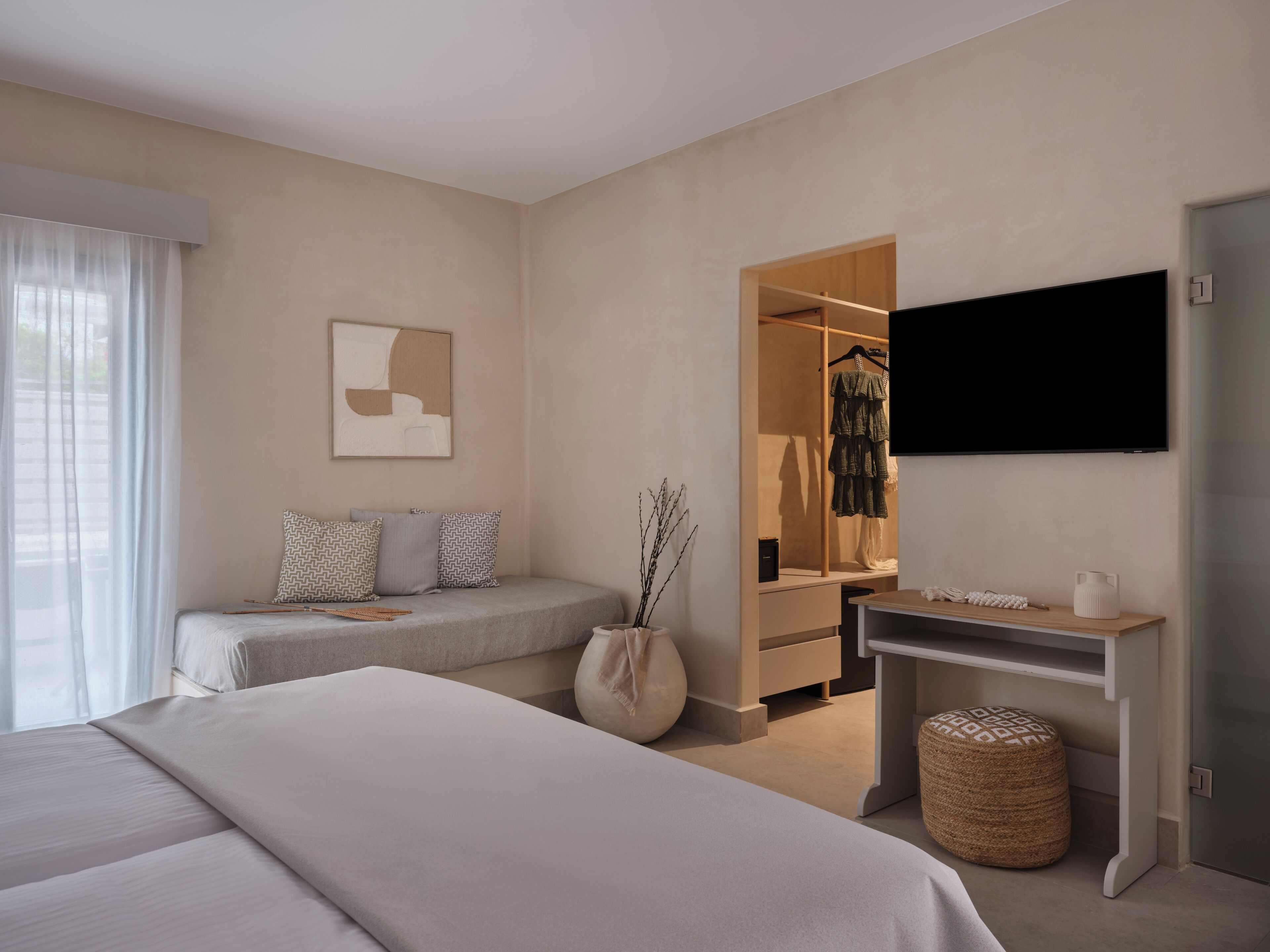 Caja de seguridad en la habitación y tabla de planchar con plancha 