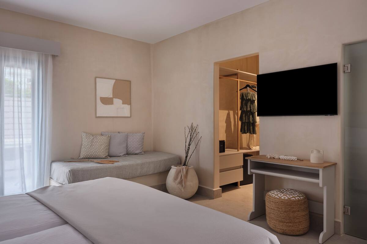 Superior Suite with Outdoor Jacuzzi