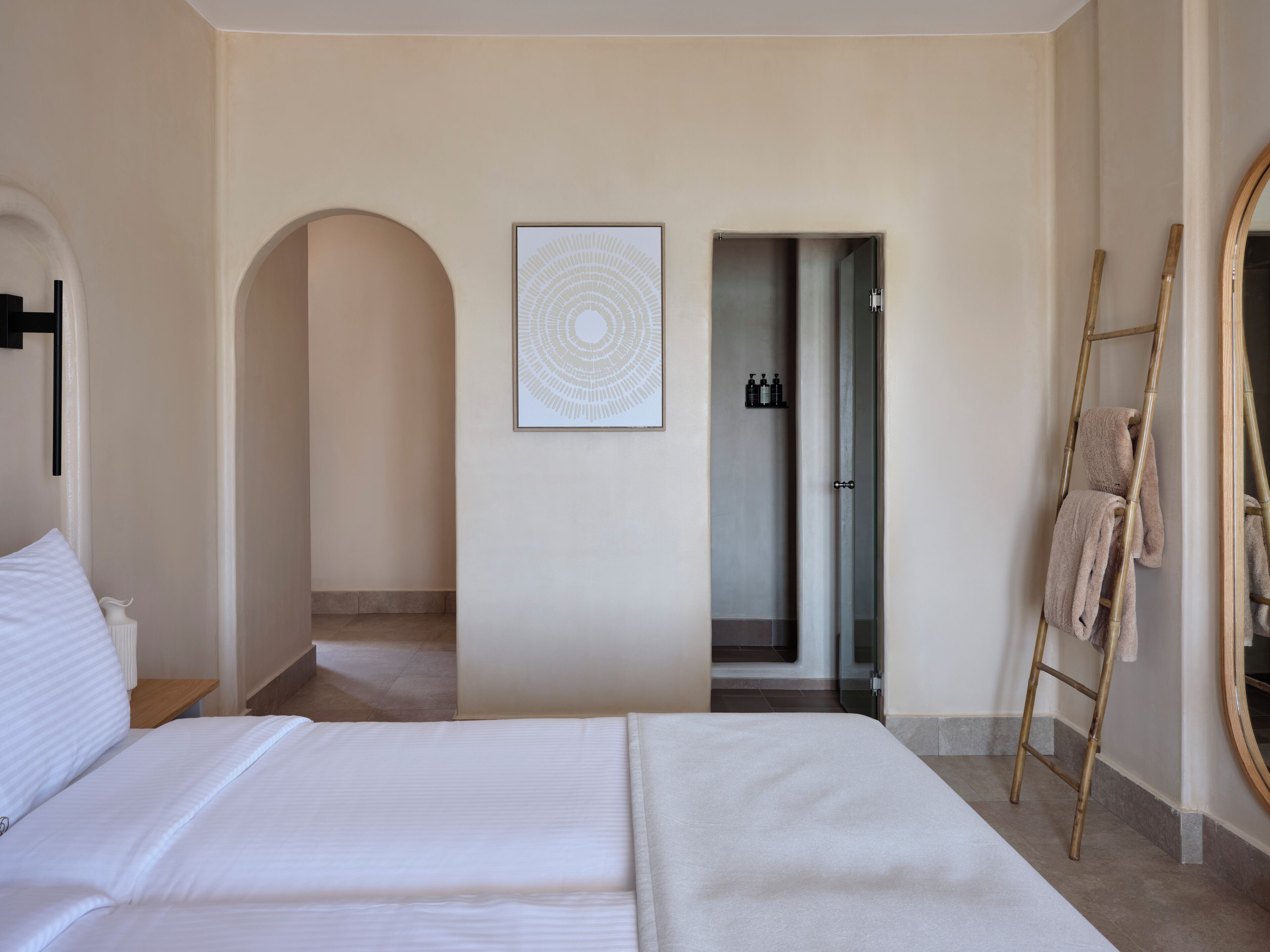 Caja de seguridad en la habitación y tabla de planchar con plancha 