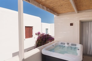 Superior Suite with Outdoor Jacuzzi | Een kluis op de kamer, geluiddichte muren, een strijkplank/strijkijzer