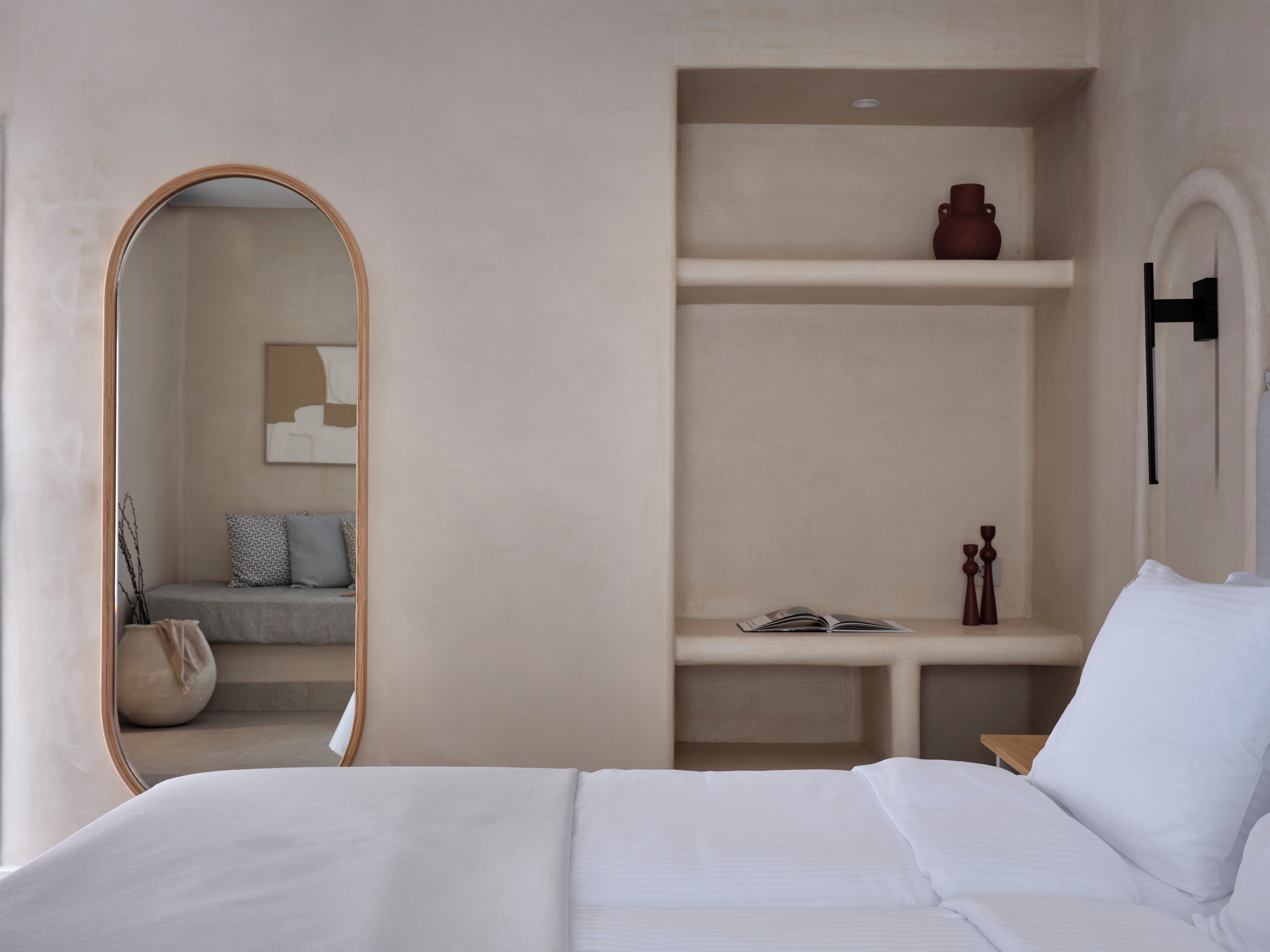 Caja de seguridad en la habitación y tabla de planchar con plancha 