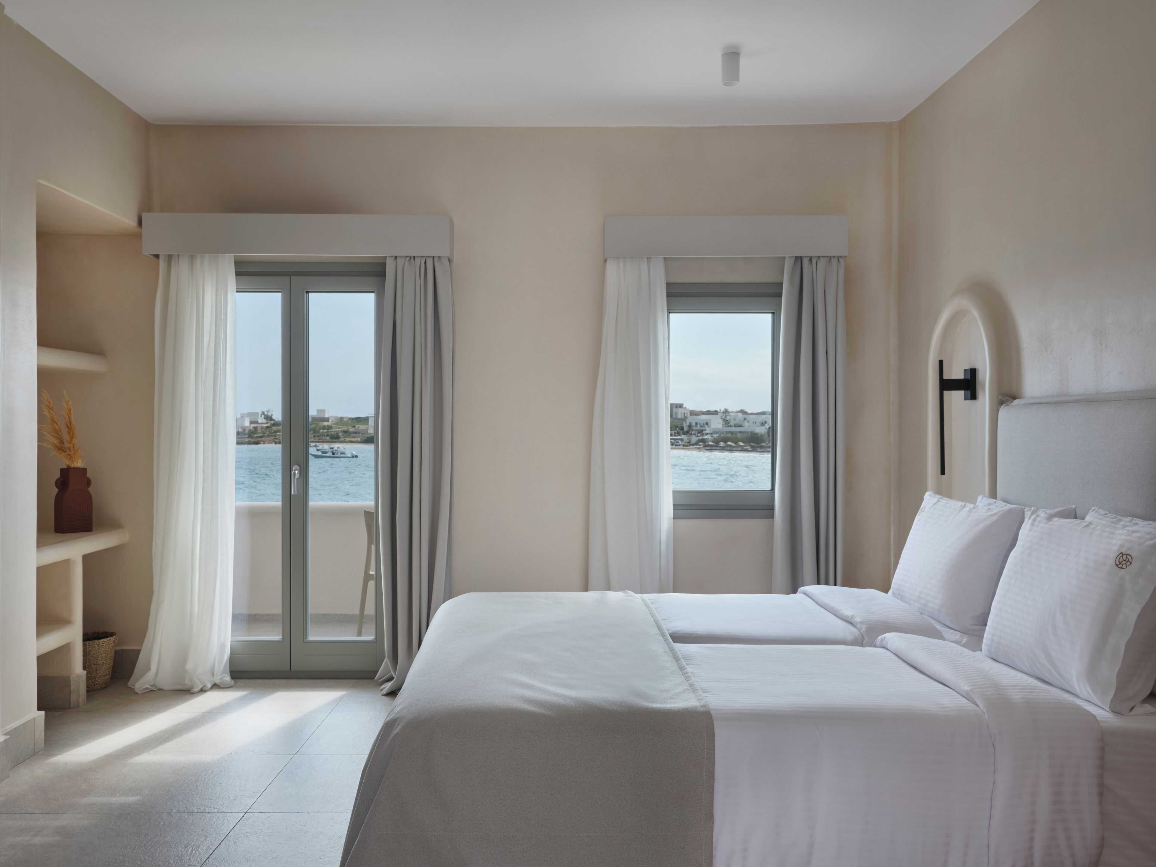 Caja de seguridad en la habitación y tabla de planchar con plancha 