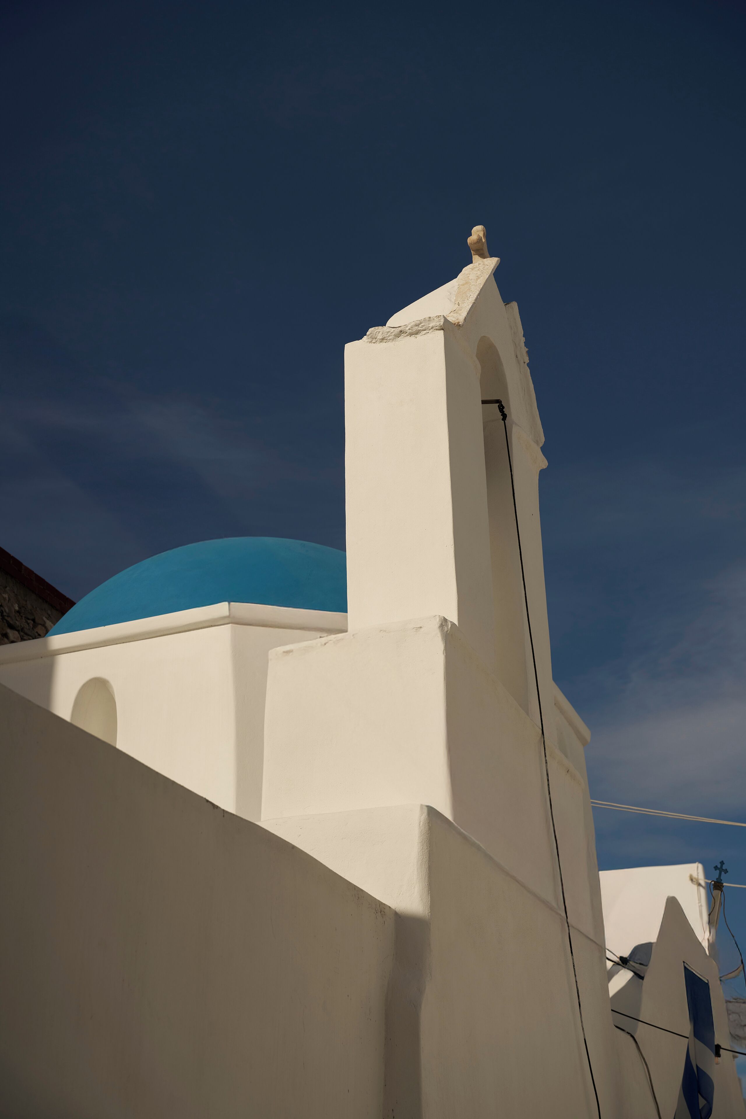 Un edificio blanco con una cúpula azul y un campanario.