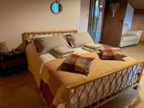 4 bedrooms, travel crib, WiFi, bed sheets