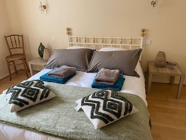 4 bedrooms, travel crib, WiFi, bed sheets