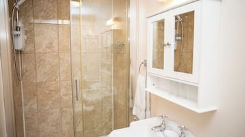 Tomannsrom – comfort | Bad | Dusj, hårføner, håndklær og såpe