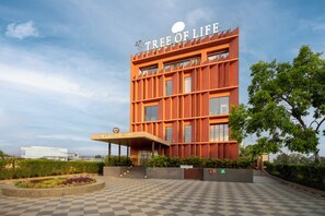 Un edificio moderno con un letrero que dice 'TREE OF LIFE' y 'BLSTHE ELITE CLUB'.