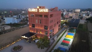 Un edificio con un letrero que dice "CLARKS SAFARI".