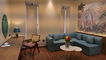 Habitación Premium, para no fumadores, vista a la ciudad | Escritorio y espacio para trabajar con laptop