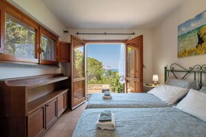 4 camere, una scrivania, ferro/asse da stiro, culla da viaggio