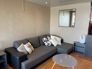Living area - Apartment, quiet sea view in Marina, 10 min walk from the beach (Saint-Cyprien)