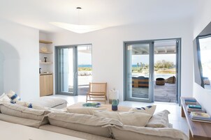 Villa de lujo, piscina privada, vistas al mar | Sala de estar | Televisión de pantalla plana de 42 pulgadas con canales digitales