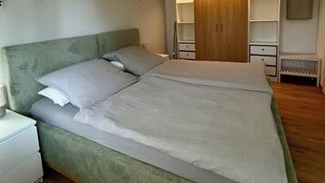 2 Schlafzimmer, Schreibtisch, Bügeleisen/Bügelbrett, kostenloses WLAN