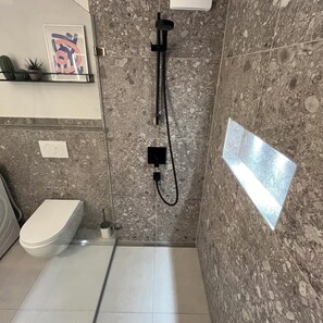 Chuveiro, secador de cabelo, toalhas de banho, sabonete