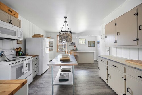 Beach front on Pawleys Island, Two Screened Porches, Dog Friendly