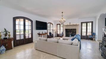 Vil·la, diversos dormitoris | Sala d'estar