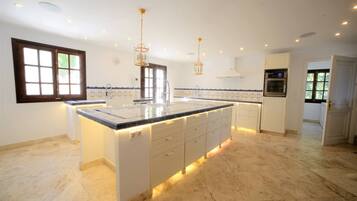 Vil·la, diversos dormitoris | Cuina privada