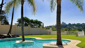 Vil·la, diversos dormitoris | Piscina | Piscina a l'aire lliure