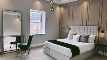 4 soverom, skrivebord, strykejern/-brett og reiseseng for barn