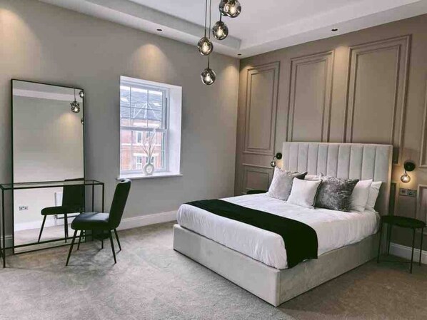 4 عدّة غرف نوم ومكتب ومكواة/لوح كي وسرير سفر