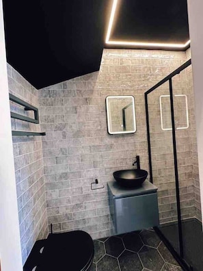 Douche, sĂšche-cheveux, serviettes fournies, papier toilette