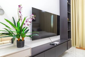 Television - Bloomfields Lavish STU in Oasis Masdar (Abu Dhabi)