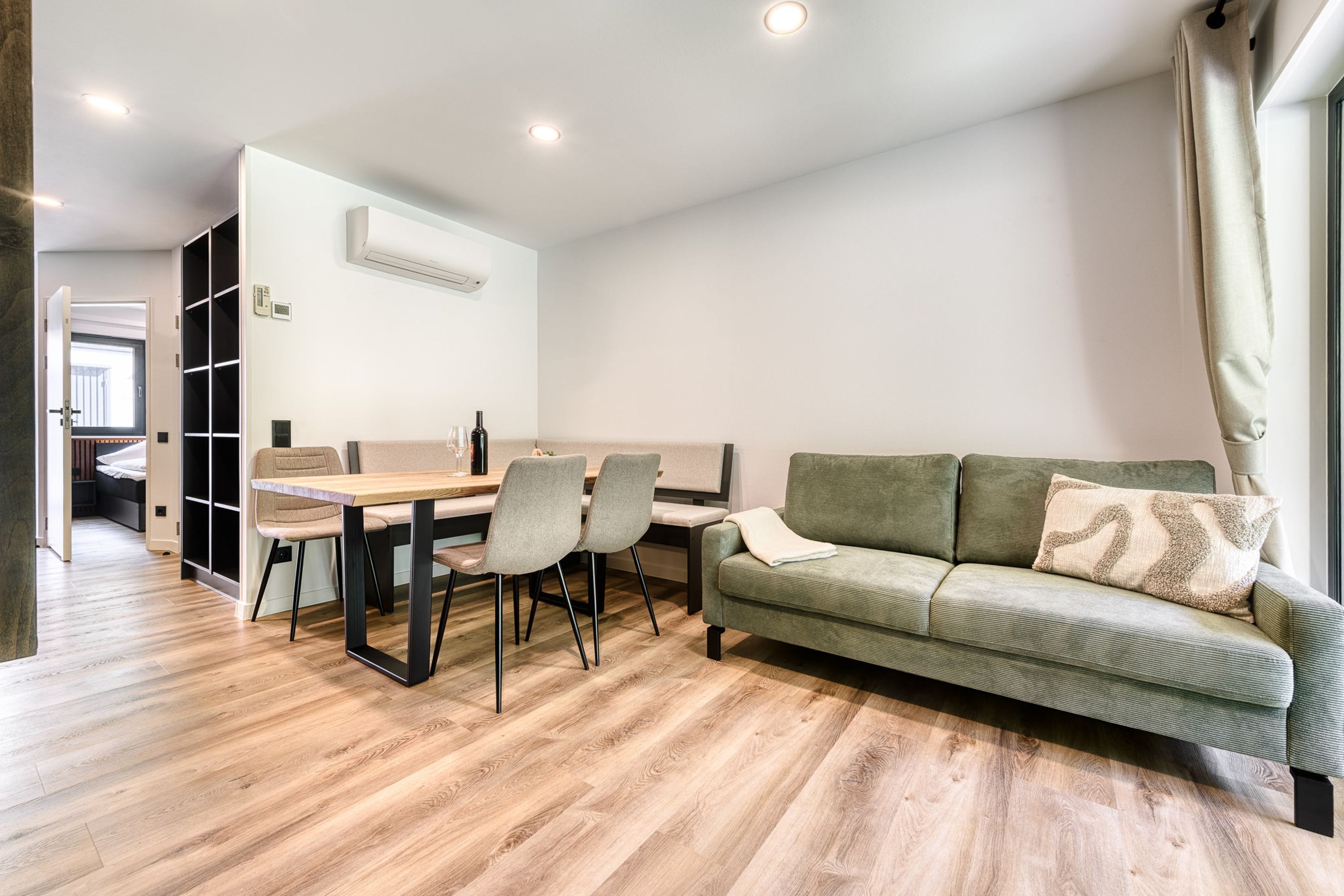 House | 3 bedrooms, desk