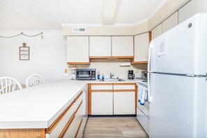 Kjøleskap, mikrobølgeovn, kokeplater og oppvaskmaskin