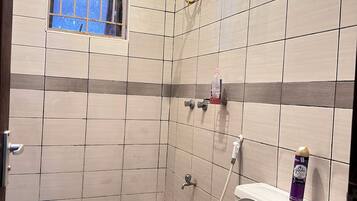 Dusch, bidé, handdukar och toalettpapper