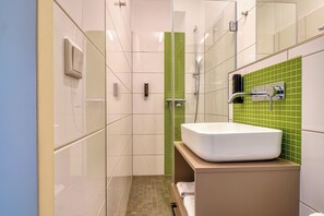 Single Room, Balcony, Courtyard View | Bathroom | Shower, hair dryer, towels, soap - Nicetostay (Bremen)