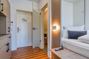 Habitación individual, balcón, vista al patio | Escritorio, espacio para trabajar con laptop y wifi gratis 