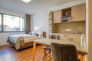 Double Room, Roll-in Shower, Kitchenette | Desk, laptop workspace, free WiFi - Nicetostay (Bremen)