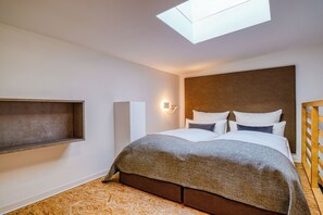 Quarto casal, várias camas, sacada, vista para o pátio | Escrivaninha, espaço de trabalho para notebook, Wi-Fi de cortesia