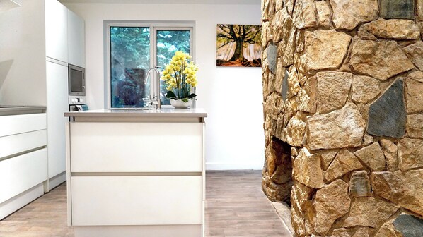 Villa | Private kitchen | Fridge, microwave, oven, stovetop - 4 Bedrooms - Parking - Balcony - 30min to London (Reading)