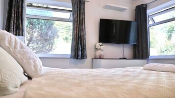 4 bedrooms, iron/ironing board, free WiFi, bed sheets