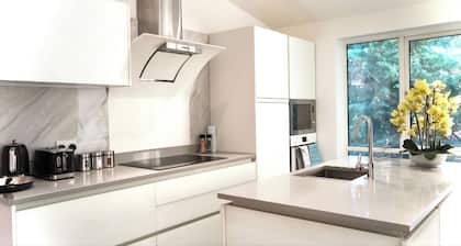 4 Bedrooms - Parking - Balcony - 30min to London
