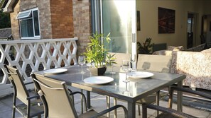 Villa | Outdoor dining - 4 Bedrooms - Parking - Balcony - 30min to London (Reading)