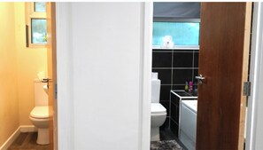 Villa | Bathroom | Combined shower/bathtub, deep-soaking bathtub, hair dryer, towels - 4 Bedrooms - Parking - Balcony - 30min to London (Reading)