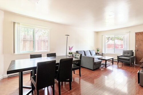 Modern & Cozy 2 Bedroom 2 Bathroom Suite with Sofabed 75" TV