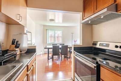 Modern & Cozy 2 Bedroom 2 Bathroom Suite with Sofabed 75" TV