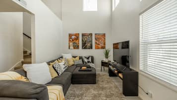 Een smart-tv en een kantoor