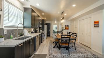 Een koelkast, een magnetron, een oven, een kookplaat