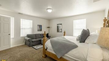 3 bedrooms, desk, iron/ironing board, free WiFi